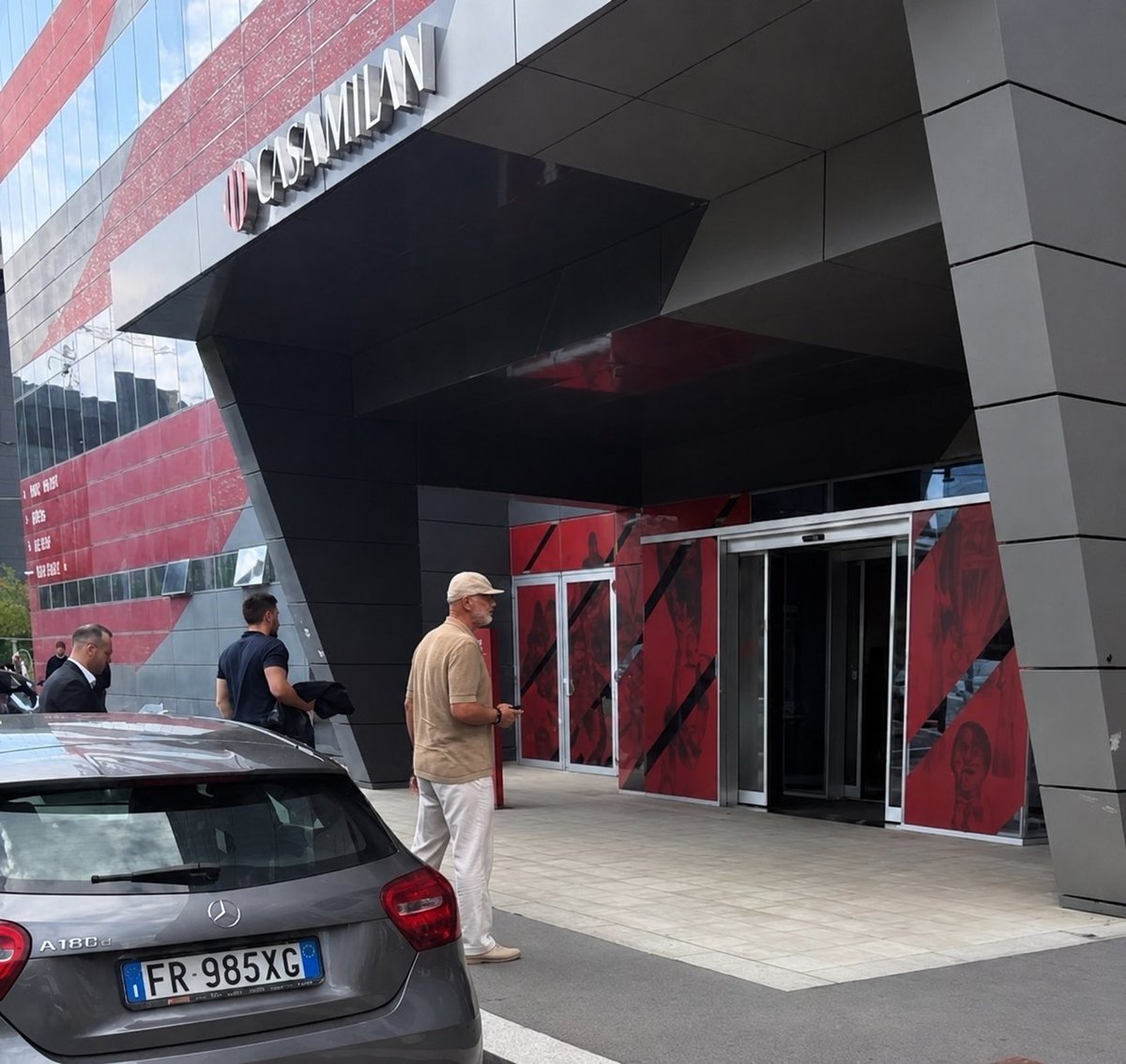 aziz_babavkli's tweet photo. 🚨SON DAKİKA
Yöneticimiz Cihan Kamer,Rafael Leao transferini bitirmek için Milan kulüp binasına geldi. https://t.co/FvpeSqp3Zm