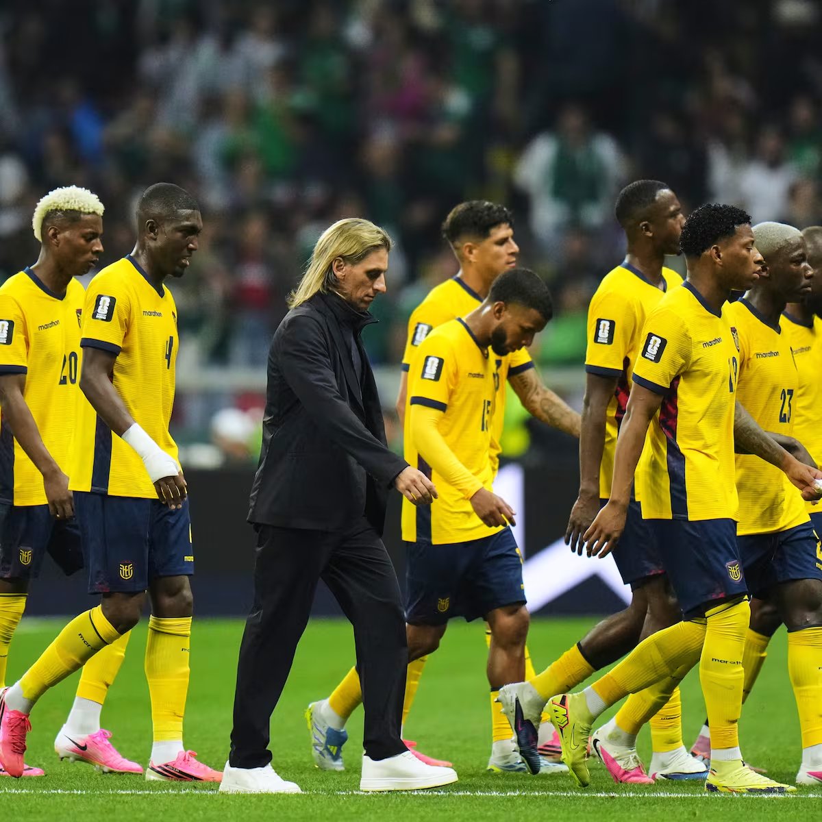 SVargasOK's tweet photo. 🇪🇨 Sebastián Beccacece: "Sentí que yo como DT no estuve a la altura de lo que fue el proceso y eso me duele mucho. Prefiero que me critiquen a mí, déjenme libres a los chicos. Ver las lágrimas de los chicos me partía el alma.

Ecuador tuvo una fase de grupos muy dominante. Muy superior a los otros rivales. Fuimos el equipo que tuvo más tiros en el palo.

No estuvimos a la altura de lo que fue e ese 16avos (vs. México) en ese primer tiempo donde yo como entrenador no pude prevenir lo que pasó y eso es el dolor que me llevo y el aprendizaje que me llevo".

📻 Radio Centro.