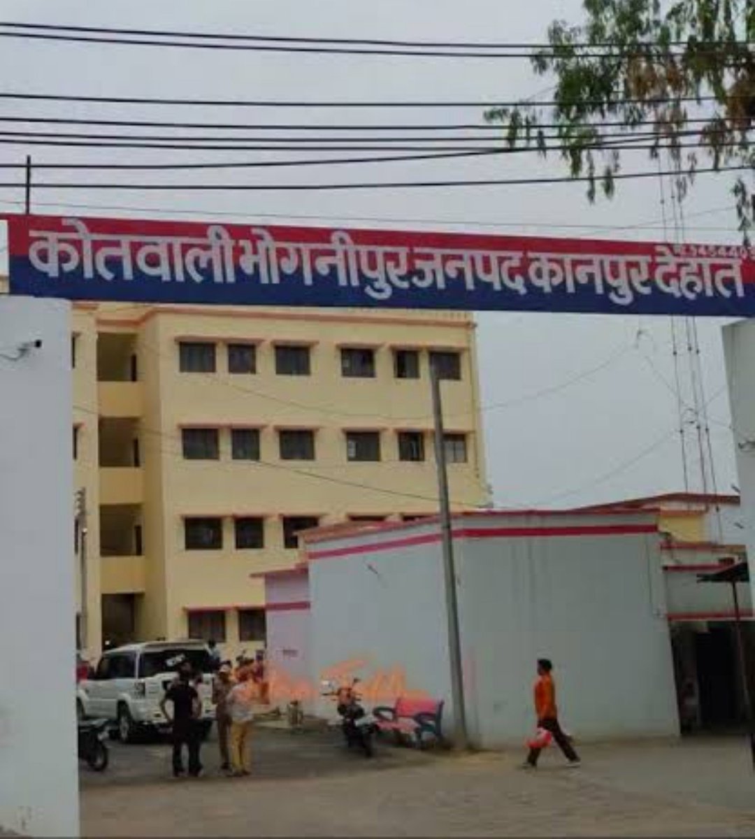 tamasha_system's tweet photo. कानपुर देहात का भोगनीपुर थाना: भ्रष्टाचार का 'नंबर वन' मॉडल! @kanpurdehatpol

यहां का 'सिस्टम' इतना गजब है कि अच्छे-अच्छे घोटालेबाज भी ट्यूशन लेने आ जाएं। इनकी खूबियां देखिए:

🎥 जादुई CCTV: थाने का सीसीटीवी इतना स्मार्ट है कि 20 दिन में अपने आप फुटेज डिलीट कर देता है। गड़बड़ी करो और सबूत अपने आप गायब... क्या शानदार निंजा टेक्निक है!

🚦 सिर्फ नाम की पुलिस: पुखरायां का भीषण जाम खुलवाना और इलाके में चोरी-लूट रोकना इनके बस की बात नहीं है। लेकिन मिट्टी-बालू का अवैध खनन? वो एकदम 'बुलेट ट्रेन' की स्पीड से चल रहा है! 🚜

💸 डिजिटल वसूली: अब रिश्वत भी 'कैशलेस' हो गई है भाई साहब! आम जनता से खुलेआम वसूली होती है, वो भी सीधे ऑनलाइन ट्रांसफर से।

📝 फर्जीवाड़े के एक्सपर्ट: CM पोर्टल (IGRS) की शिकायतों का जमीन पर कोई समाधान नहीं होता। बस थाने में बैठकर ऐसी शानदार झूठी रिपोर्ट बनाई जाती है कि ऊपर वाले भी खुश रहें।

🚰 पानी में भी घपला: हद तो तब हो गई जब थाने में फरियादियों के लिए लगे वाटर कूलर का भी बजट डकार लिया। न्याय की उम्मीद में आए बेचारे लोगों को महीनों तक दूषित (गंदा) पानी पिलाया गया।

अगर सच में दूध का दूध और पानी का पानी करना है, तो सरकार बस इस थाने के सभी पुलिसकर्मियों की 'आय से अधिक संपत्ति' की एक बार ईमानदारी से जांच करवा ले। रातों-रात सारा सच और सारा पैसा खुद-ब-खुद सामने आ जाएगा! @myogiadityanath @dgpup @adgzonekanpur — महोदय, इस थाने का सिस्टम पूरी तरह करप्ट हो चुका है, अब एक निष्पक्ष जांच की सख्त जरूरत है! 

@shraddha_pn @kapilsingh75 @khurpenchh
@raavan_india @matiyamet_ @kanpursneeds

#KanpurDehat #BhognipurThana #UPPolice #Corruption #PolKhol