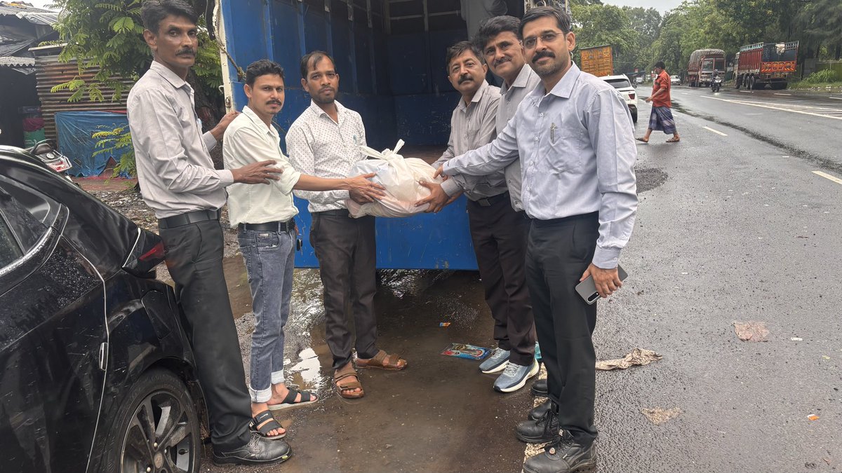 kaluram_bhansi's tweet photo. વલસાડ જિલ્લાના મોટાપોંઢા ગામે પૂરગ્રસ્તોને વહીવટી તંત્ર અને ઔદ્યોગિક એકમોના સહયોગ વડે રાશન કિટસ સ્વીકારી વિતરણ કર્યું.કપરી પરિસ્થિતિમાંથી બહાર આવે તેવા પ્રયત્નોમાં તેઓ સહભાગી બન્યા છે. 

@CMOGuj @InfoGujarat @collectorvalsad @DDO_VALSAD @GRTMM1 @SDMDharampur 
#valsad #rashan #Kit https://t.co/DnE2iWeXP0