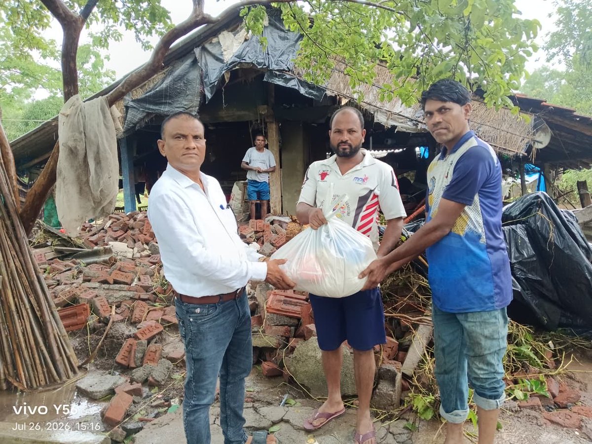 kaluram_bhansi's tweet photo. વલસાડ જિલ્લાના મોટાપોંઢા ગામે પૂરગ્રસ્તોને વહીવટી તંત્ર અને ઔદ્યોગિક એકમોના સહયોગ વડે રાશન કિટસ સ્વીકારી વિતરણ કર્યું.કપરી પરિસ્થિતિમાંથી બહાર આવે તેવા પ્રયત્નોમાં તેઓ સહભાગી બન્યા છે. 

@CMOGuj @InfoGujarat @collectorvalsad @DDO_VALSAD @GRTMM1 @SDMDharampur 
#valsad #rashan #Kit https://t.co/DnE2iWeXP0