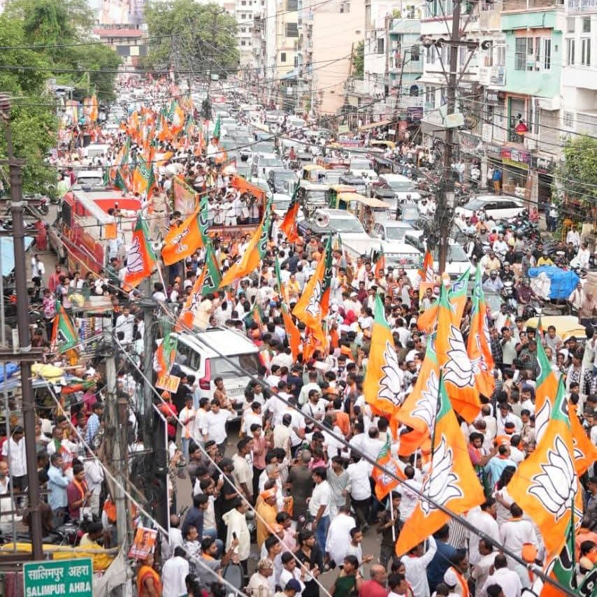 BJP4India's tweet photo. बिहार की बांकीपुर विधानसभा में भाजपा राष्ट्रीय अध्यक्ष श्री @NitinNabin के रोड शो में उमड़ा यह जनसैलाब द्योतक है कि बांकीपुर की जनता आने वाले विधानसभा उप चुनाव में भी भाजपा-NDA को प्रचंड विजय दिलाने का निश्चय कर चुकी है। https://t.co/UrbxbsYOT2