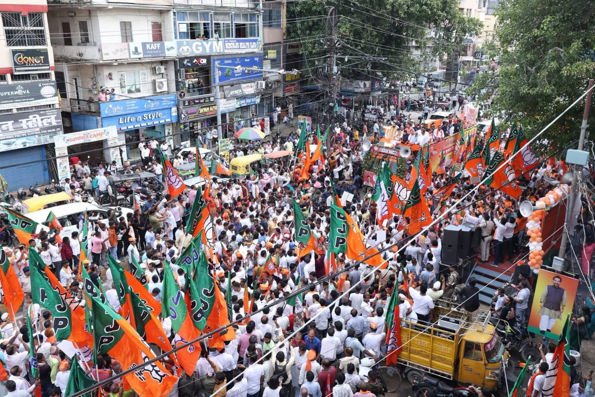 BJP4India's tweet photo. बिहार की बांकीपुर विधानसभा में भाजपा राष्ट्रीय अध्यक्ष श्री @NitinNabin के रोड शो में उमड़ा यह जनसैलाब द्योतक है कि बांकीपुर की जनता आने वाले विधानसभा उप चुनाव में भी भाजपा-NDA को प्रचंड विजय दिलाने का निश्चय कर चुकी है। https://t.co/UrbxbsYOT2