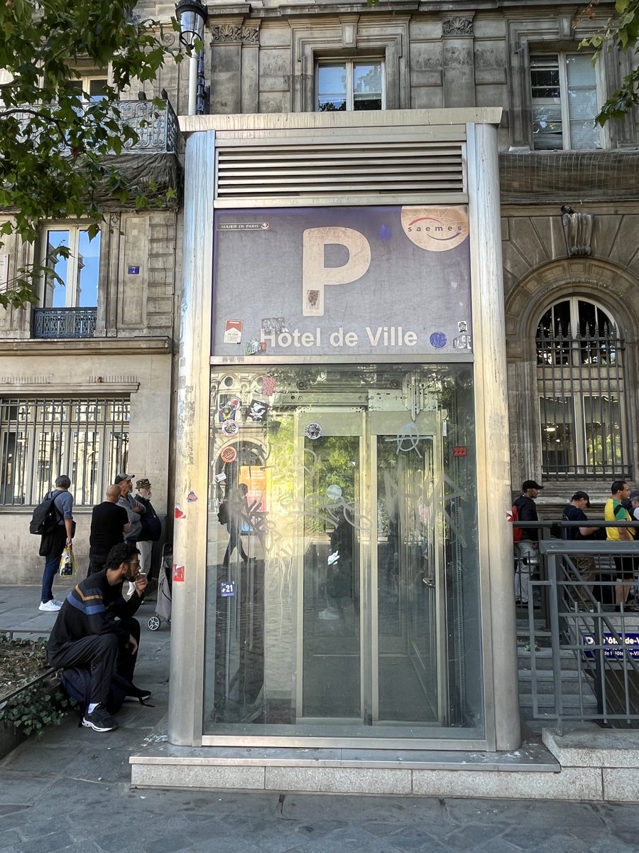 orchideebambou's tweet photo. Je vous laisse admirer les façades de l’hôtel de ville de Paris…
Le Louvre est dans le même état… https://t.co/unr97L0E0P