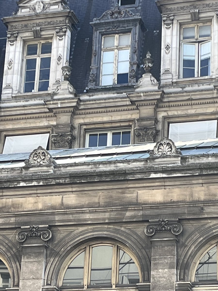 orchideebambou's tweet photo. Je vous laisse admirer les façades de l’hôtel de ville de Paris…
Le Louvre est dans le même état… https://t.co/unr97L0E0P