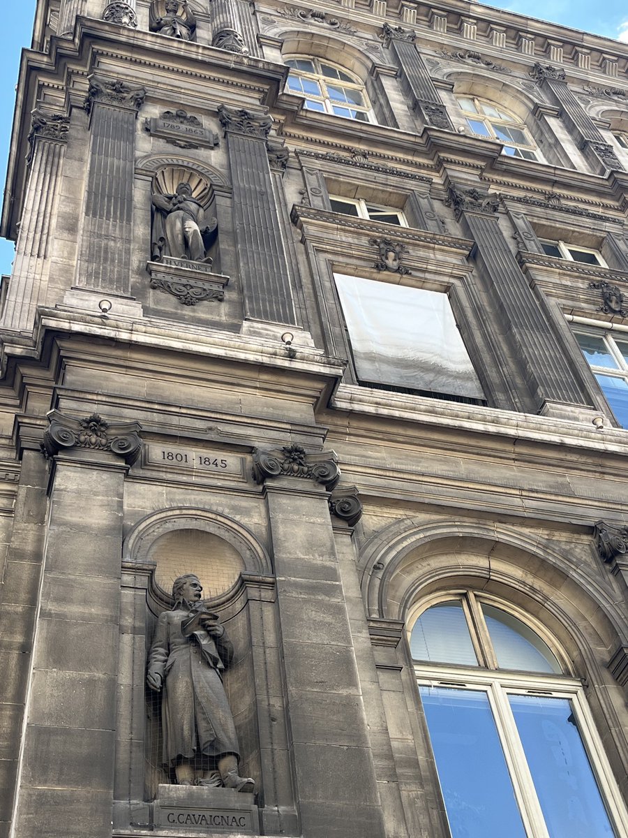 orchideebambou's tweet photo. Je vous laisse admirer les façades de l’hôtel de ville de Paris…
Le Louvre est dans le même état… https://t.co/unr97L0E0P