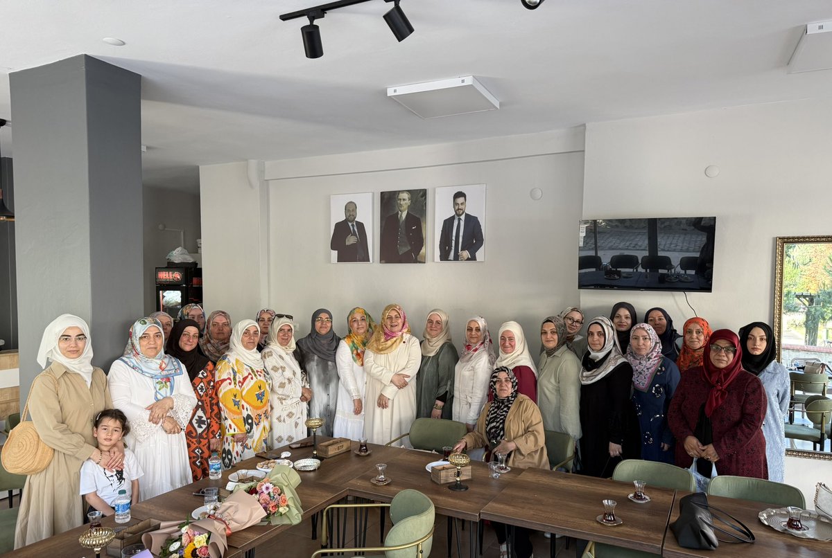 btptrabzonkadin's tweet photo. Söğütlü Mahalle Başkanlığımızda Kadın Politikalarından Sorumlu Genel Başkan Yardımcımız Seçil Mumcuoğlu’nun katılımıyla verimli bir buluşma gerçekleştirdik.

Teşkilat çalışmalarımızı değerlendirdiğimiz bu programın, birlik ve beraberliğimizi daha da güçlendireceğine inanıyoruz. https://t.co/q7SgBMT1L2
