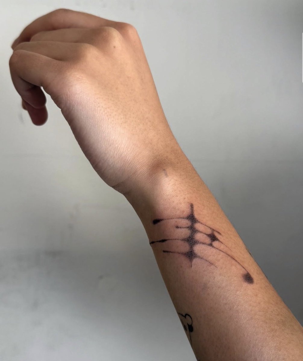 dontdothatjeff's tweet photo. @xtwikim woah this kinda looks like the tattoos my partner makes haha https://t.co/N96UNKkGVI