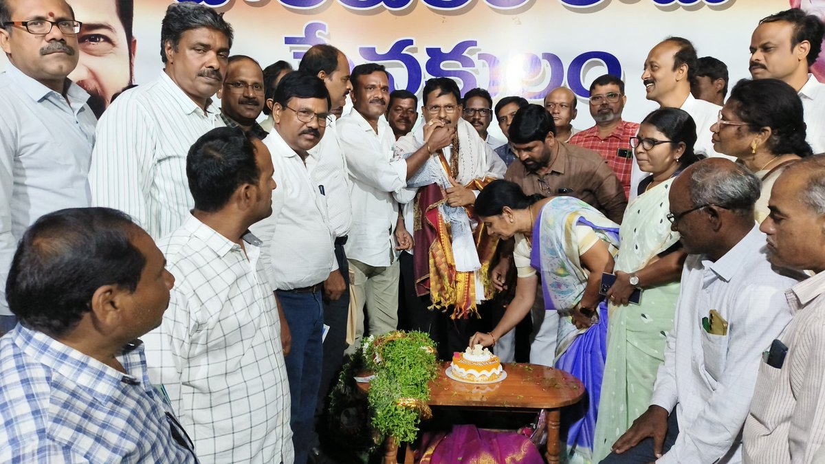 palamuru's tweet photo. గత బిఆర్ఎస్ పాలనలో విద్యా వ్యవస్థ పూర్తిగా నిర్విర్యం అయ్యిందని, దాని ఫలితంగా తెలంగాణ విద్యార్థులు పది సంవత్సరాల పాటు నాణ్యమైన విద్యకు దూరమయ్యారని ప్రభుత్వ విప్, ఎమ్మెల్యే *శ్రీ యెన్నం శ్రీనివాస్ రెడ్డి గారు* తీవ్రంగా ఆవేదన వ్యక్తం చేశారు. https://t.co/wX7VsddU2p