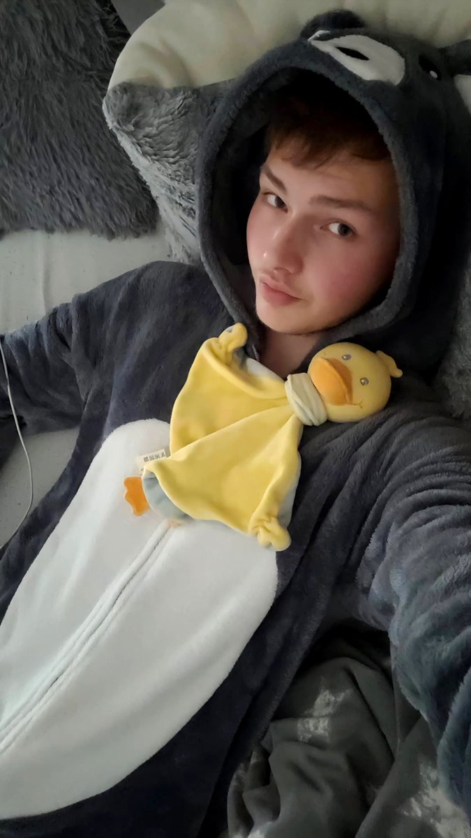 Dome010802's tweet photo. Ich das kleine Sissybaby bambi 🍼🧸ist endlich glücklich vergeben an Mommy @cumiee286 👑 und an Tanten @Blondiieex333 und @SaFrJoAnBe 🙈😊
#Sissybaby #diaperlover #abdl #femboy #feminisierung #findom #zahlsklave #Adultbaby #plüschpyjama #sissygirl #unterwürfig #sissy #babyloser https://t.co/ZM5bGx9Eyr