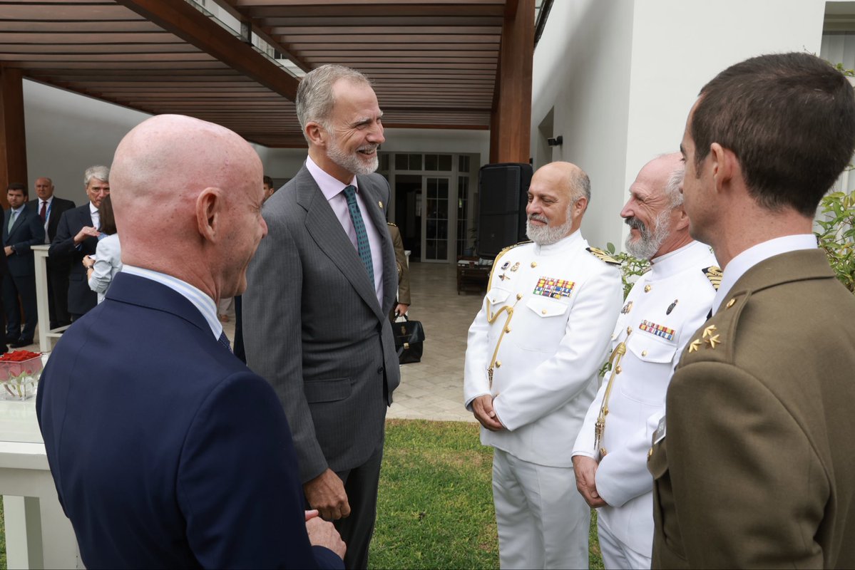 CasaReal's tweet photo. 🇵🇪 El Rey mantiene un encuentro con una representación de la colectividad española residente en la República del Perú con ocasión de su asistencia a los actos de Transmisión del Mando Supremo.

➡️https://t.co/xqdg7qYpJi https://t.co/pa824FG7zK