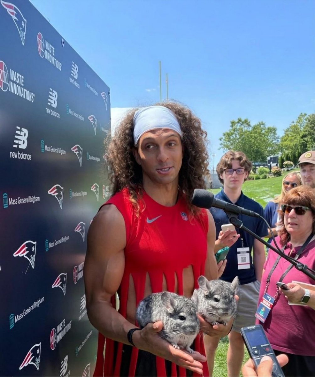 InsiderWhitlock's tweet photo. Mack Hollins arrives at training camp barefoot, holding chinchillas. Says he breeds and eats only chinchillas now or some shit.

I don’t know. Fuck this guy. https://t.co/kh9pXkyp1l