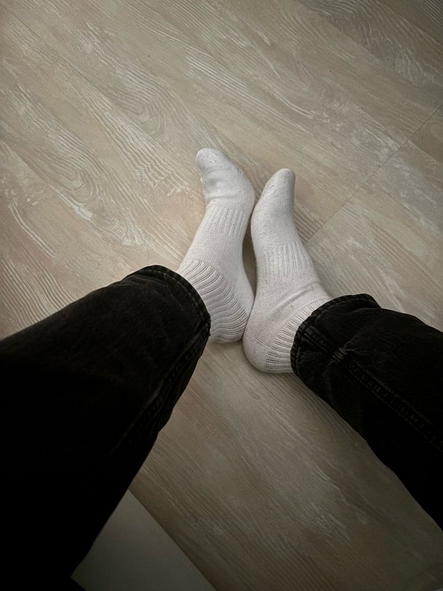 AlphaaRoz69's tweet photo. Mes pieds te montrent ton prochain achat qui sera pour moi 🥷🏽👿

Cherche pas a essayer de résister à un hétéro de 18 ans tu y arriveras pas 🐶😹 

Rt et viens dm salope https://t.co/BSuuFLPfY6