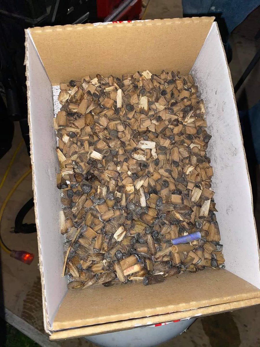 layxsnv's tweet photo. Yall paying $20 for this box of roaches https://t.co/ToFXfn26hX
