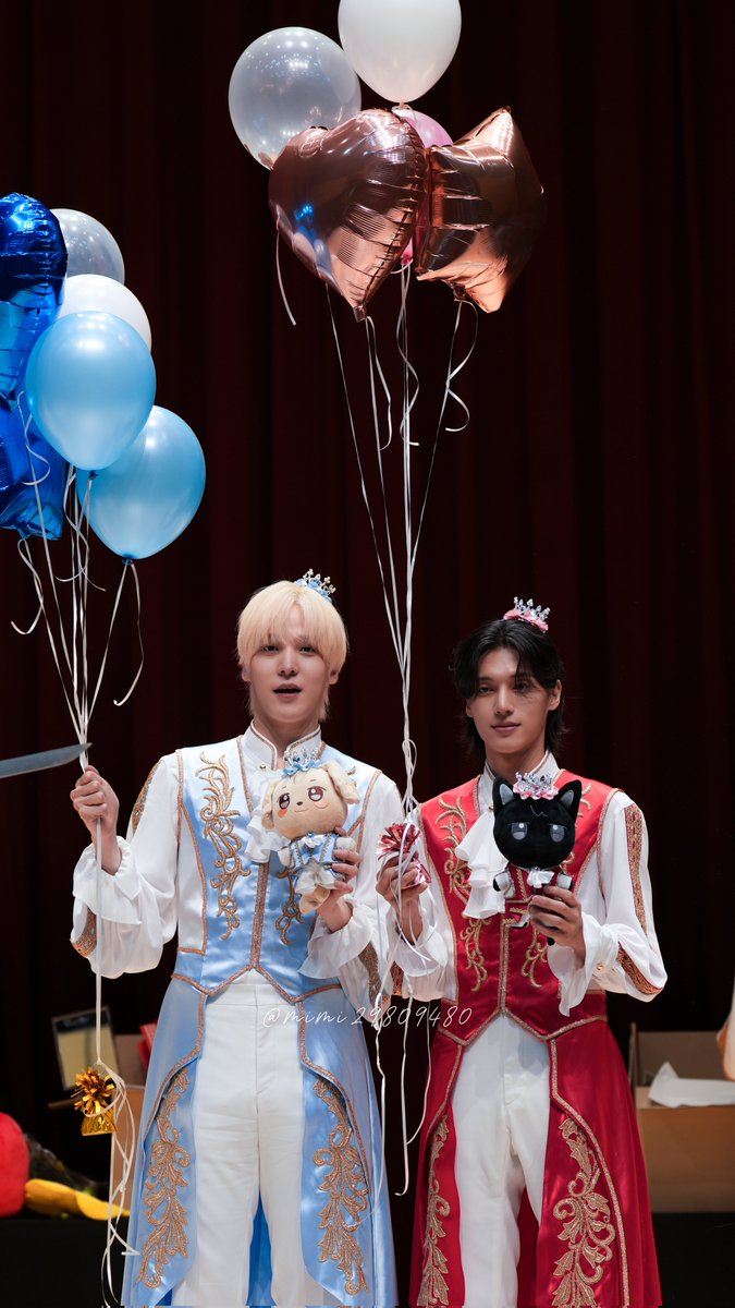 mimi29809480's tweet photo. 이번 팬싸템🩵♥️
이런 거 처음 만들어봐서 집에 미싱도 없고 시간도 촉박해서 본드랑 양면테이프로 겨우 완성함... https://t.co/h97h7pD4PH