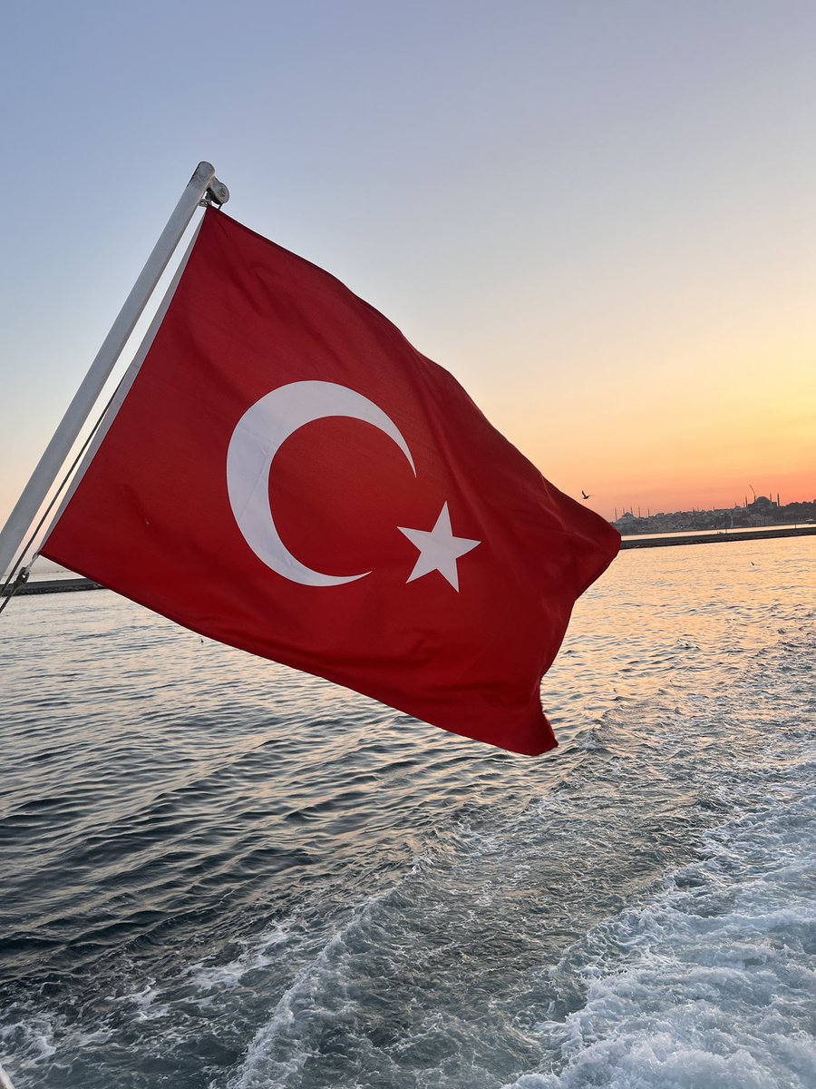 ssareez's tweet photo. ben basit bir insanim Türk bayragi gordugum an kamerayı acarim https://t.co/eyxrEWr3m8
