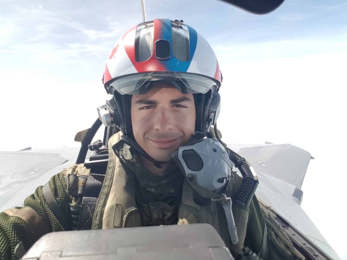 thetoitoi's tweet photo. ❗🇫🇷 🇨🇳 

Présenté la semaine dernière à un juge d'instruction après une garde à vue à la DGSI, Pierre-Henri Chuet, ancien pilote de Rafale au sein de l'aéronavale française, a été mis en examen, notamment pour « intelligence avec une puissance étrangère » et « livraison d'informations à une puissance étrangère ». Il a également été placé sous contrôle judiciaire.