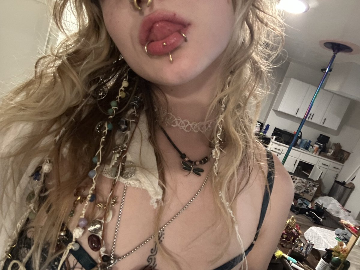 lov3lypixie's tweet photo. Hehehe this pony has a few tricks 😋🙈 https://t.co/2LKMoEoqjY
