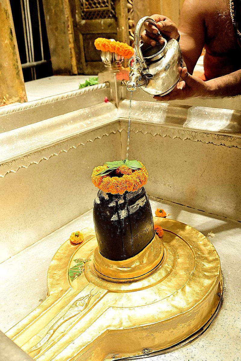 ShriVishwanath's tweet photo. श्री काशी विश्वनाथ जी की श्रृंगार आरती I
#kashivishwanath #kashi #hindu #sanatandharmaहमारे https://t.co/QI4WTE3xvW