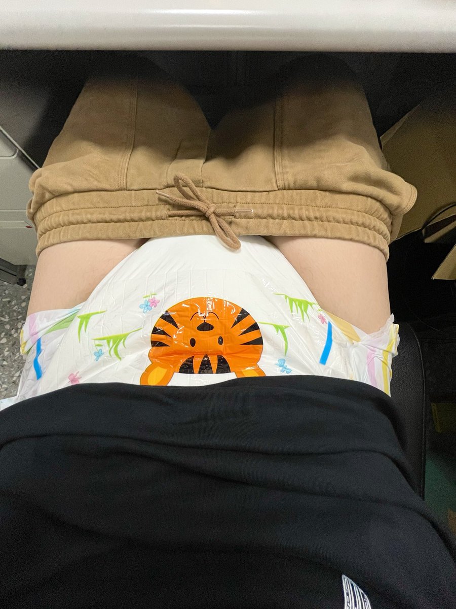 alan_bigboi's tweet photo. 浮出水面💦
最近都在準備考試跟打工🥲好難得有機會��方享受包布布，包上的瞬間覺得好開心，沒1分鐘就噓噓下去了🫣

但夏天包布布真的需要冷氣，難怪訓練小孩子的時候會選夏天戒尿布，雖然這個大寶寶目前戒不掉就是了 嘻嘻😝 https://t.co/fgMfajVVJ0