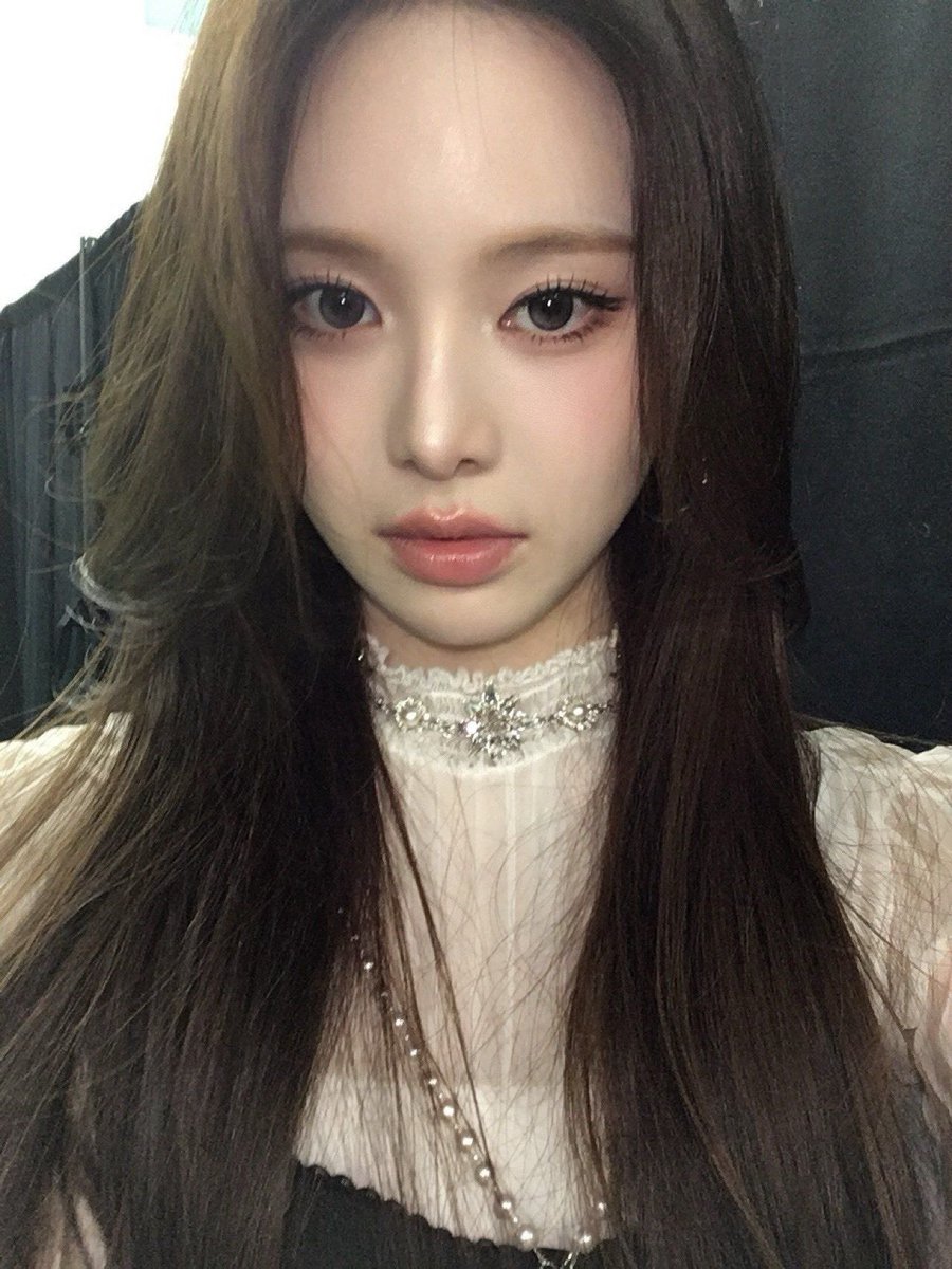beangjeemin's tweet photo. 𝘗𝘦𝘦𝘬𝘪𝘯𝘨 𝘢𝘵 𝘵𝘩𝘦 𝘸𝘰𝘳𝘭𝘥 𝘧𝘳𝘰𝘮 𝘢 𝘶𝘯𝘪𝘲𝘶𝘦 𝘱𝘦𝘳𝘴𝘱𝘦𝘤𝘵𝘪𝘷𝘦. https://t.co/91OPncu757