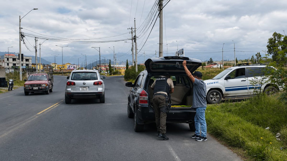 PoliciaEcZona3's tweet photo. 📍#CHIMBORAZO | INTENSIFICAMOS LOS CONTROLES PREVENTIVOS 🚔
A través del Distrito #Guano-#Penipe, desplegamos operativos preventivos focalizados en sectores priorizados, realizando controles a personas y vehículos para prevenir hechos delictivos.
#PolicíaEcuador https://t.co/oPbfWrmHMS