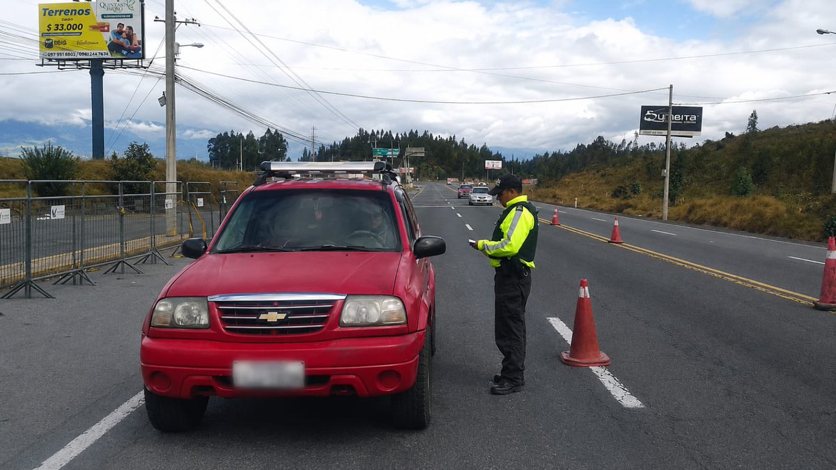 PoliciaEcZona3's tweet photo. 📍#CHIMBORAZO | INTENSIFICAMOS LOS CONTROLES PREVENTIVOS 🚔
A través del Distrito #Guano-#Penipe, desplegamos operativos preventivos focalizados en sectores priorizados, realizando controles a personas y vehículos para prevenir hechos delictivos.
#PolicíaEcuador https://t.co/oPbfWrmHMS