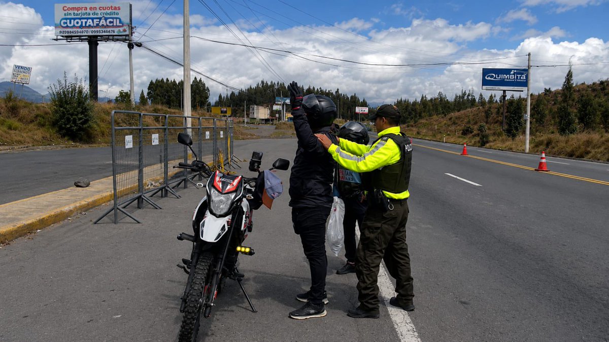 PoliciaEcZona3's tweet photo. 📍#CHIMBORAZO | INTENSIFICAMOS LOS CONTROLES PREVENTIVOS 🚔
A través del Distrito #Guano-#Penipe, desplegamos operativos preventivos focalizados en sectores priorizados, realizando controles a personas y vehículos para prevenir hechos delictivos.
#PolicíaEcuador https://t.co/oPbfWrmHMS