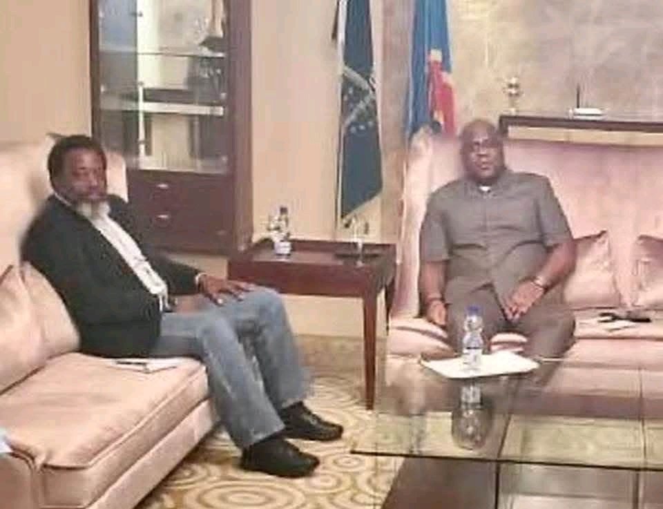 BadibangaLouis's tweet photo. A son temps, le #Sphinx avait juré, impression sur calicot, "PAS DE DIALOGUE SANS #KATUMBI ", c'est l'époque où #Fatshi mouillait son maillot pour être nommé premier ministre.
L'histoire se répète aujourd'hui, ''PAS DE DIALOGUE SANS #KABILA, #KATUMBI, #NANGA et #Consorts". https://t.co/cPPbGUTpwH