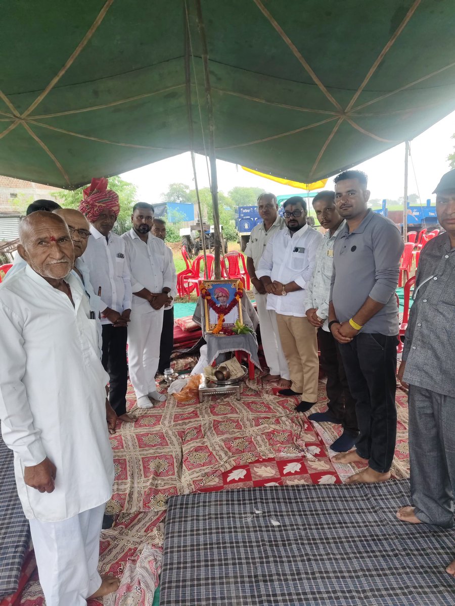 Rakeshsindhal4's tweet photo. सोनकच्छ विधानसभा के ग्राम रनायर गाडरी में आज श्री राजेश जी एवं सुनील पटेल जी के पूज्यनीय दादाजी स्वर्गीय श्री हीरालाल जी पटेल के उत्तर कार्यक्रम में सम्मिलित होकर उन्हें श्रद्धासुमन अर्पित किए तथा शोकाकुल परिजनों से भेंट कर अपनी गहरी संवेदनाएँ व्यक्त कीं।

ॐ शांति। https://t.co/kxfA3OxG7e