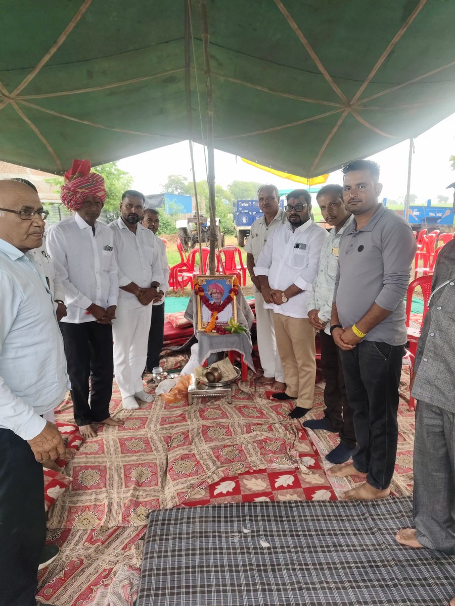 Rakeshsindhal4's tweet photo. सोनकच्छ विधानसभा के ग्राम रनायर गाडरी में आज श्री राजेश जी एवं सुनील पटेल जी के पूज्यनीय दादाजी स्वर्गीय श्री हीरालाल जी पटेल के उत्तर कार्यक्रम में सम्मिलित होकर उन्हें श्रद्धासुमन अर्पित किए तथा शोकाकुल परिजनों से भेंट कर अपनी गहरी संवेदनाएँ व्यक्त कीं।

ॐ शांति। https://t.co/kxfA3OxG7e