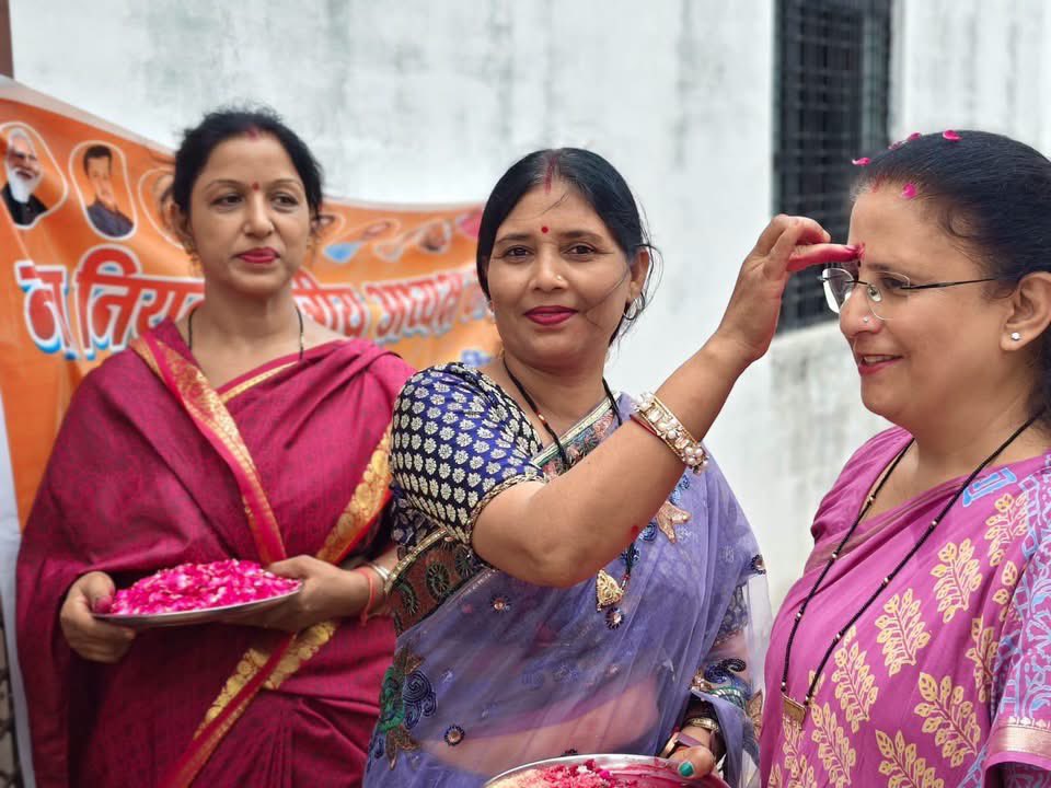 Savitamishra_'s tweet photo. काशी क्षेत्रीय अध्यक्ष के रूप में नवनियुक्त श्री अशोक चौरसिया जी के यमुनापार आगमन के अवसर पर रामपुर के मंडपम गेस्ट हाउस में एक भव्य अभिनंदन समारोह का आयोजन किया गया, जिसमें सभी कार्यकर्ताओं ने उनका गर्मजोशी से स्वागत किया। https://t.co/iMp6DKqwFu