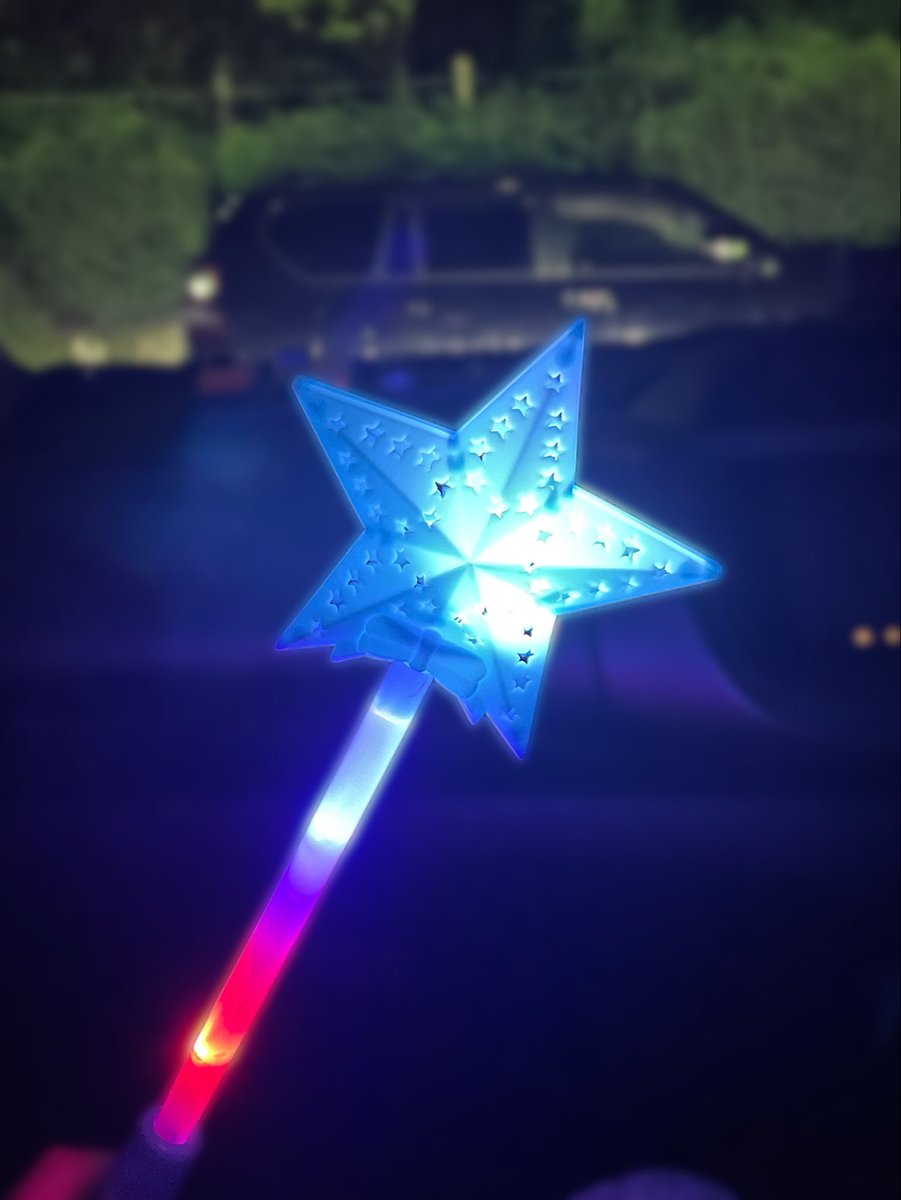 _yosute3's tweet photo. これのせいでアラサーなっても夏祭りで光る棒とか買ってしまう

今シールとかガチャガチャ異様に集めてる人も無意識でインナーチャイルド癒してんだろうなと思ったりする https://t.co/Z219oCQmjg