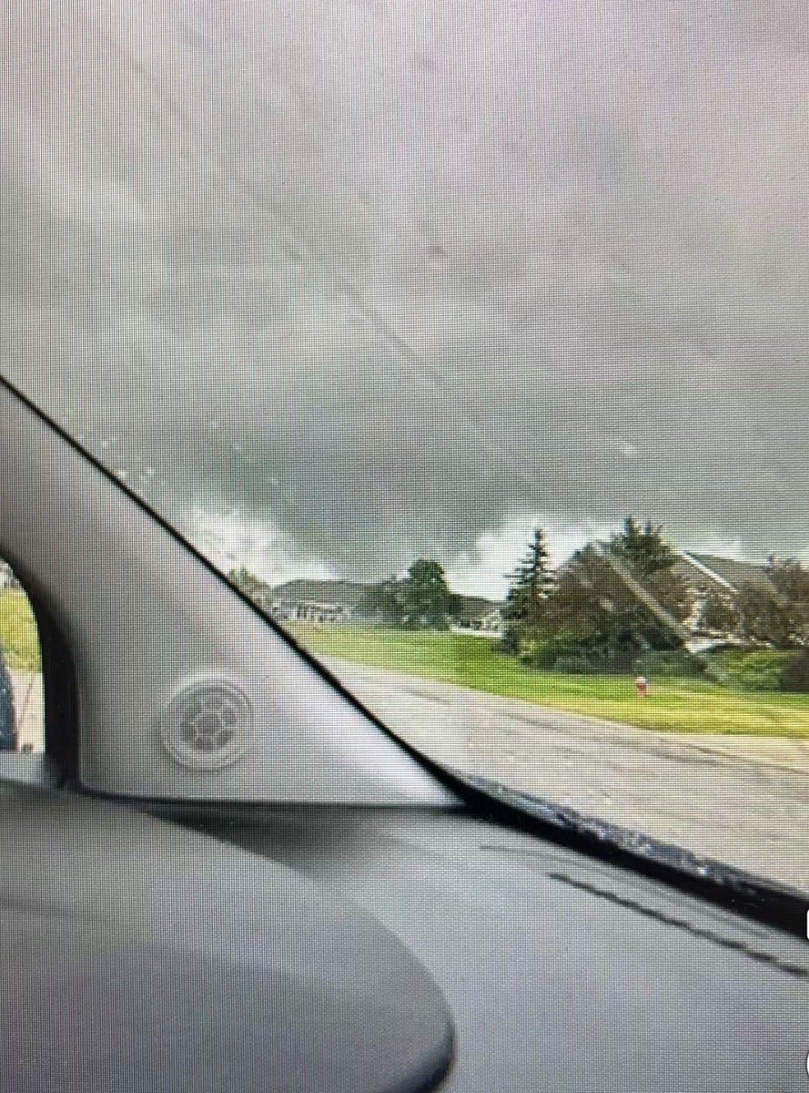 EODWX5's tweet photo. Large tornado in Appleton, WI. #wiwx
📸: Lori Adam Griesbach https://t.co/Wfgu89Adk3