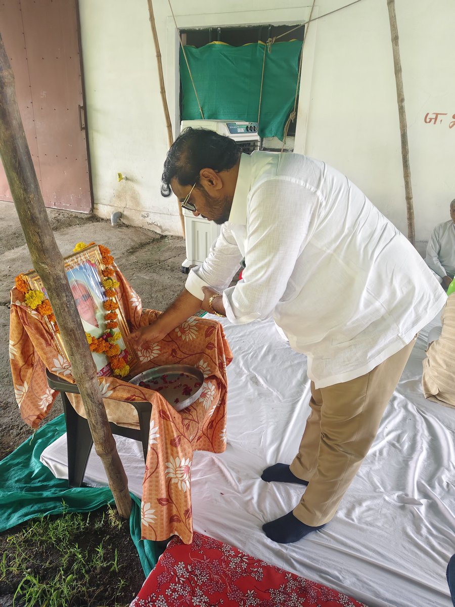 Rakeshsindhal4's tweet photo. आज सोनकच्छ विधानसभा के ग्राम कराडिया में सरपंच श्री घनश्याम जी मंडलोई की पूज्यनीय बुआजी स्वर्गीय श्रीमती गीता बाई मुकाती जी के निधन के उपरांत उनके निवास पर पहुँचकर उन्हें विनम्र श्रद्धांजलि अर्पित की तथा शोकाकुल परिजनों से भेंट कर अपनी गहन संवेदनाएँ व्यक्त कीं।

ॐ शांति। https://t.co/KMFa48C7j0