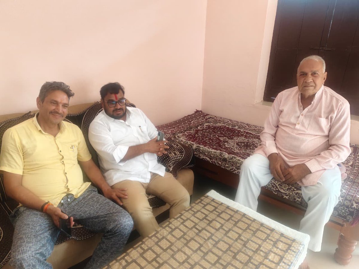 Rakeshsindhal4's tweet photo. भाजपा के वरिष्ठ नेता आदरणीय नंदकिशोर जी मंडलोई साहब से आज उनके निवास (पाडल्या टोंकखुर्द) पहुँचकर आत्मीय भेंट कर उनका कुशलक्षेम जाना एवं आशीर्वाद प्राप्त किया।। https://t.co/mIoaMbtcWj