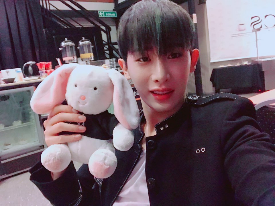bunniwon's tweet photo. 260726 📲 애플뮤직

Le comenté a wh si recordaba que alguien le había regalado en Argentina un conejito de peluche (por allá en el 2017), así que le mostré la foto que se había tomado con mi regalo.

— "Soy la chica que te lo dió, sigo aquí apoyándote!"
— "Eras tú?"

#WONHO #원호 https://t.co/C8KUEDllKJ