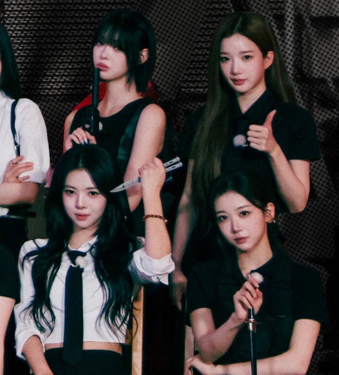 eclairvisionz's tweet photo. yy’s killing me omfg THEY DIDNT GIVE HER A WEAPON SHES JS THERE 😭😭😭😭😭 https://t.co/49ALpZqPdb