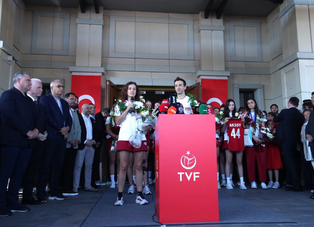 TVForgtr's tweet photo. 2026 FIVB Voleybol Milletler Ligi’ni şampiyon olarak tamamlayan A Milli Kadın Voleybol Takımımız, tarihi başarının ardından şampiyonluk kupasıyla yurda döndü. Filenin Sultanları, İstanbul Havalimanı’nda düzenlenen coşkulu organizasyonla karşılandı.
⛓️‍💥 https://t.co/vWIGsrLOVO https://t.co/EKsosE4nku