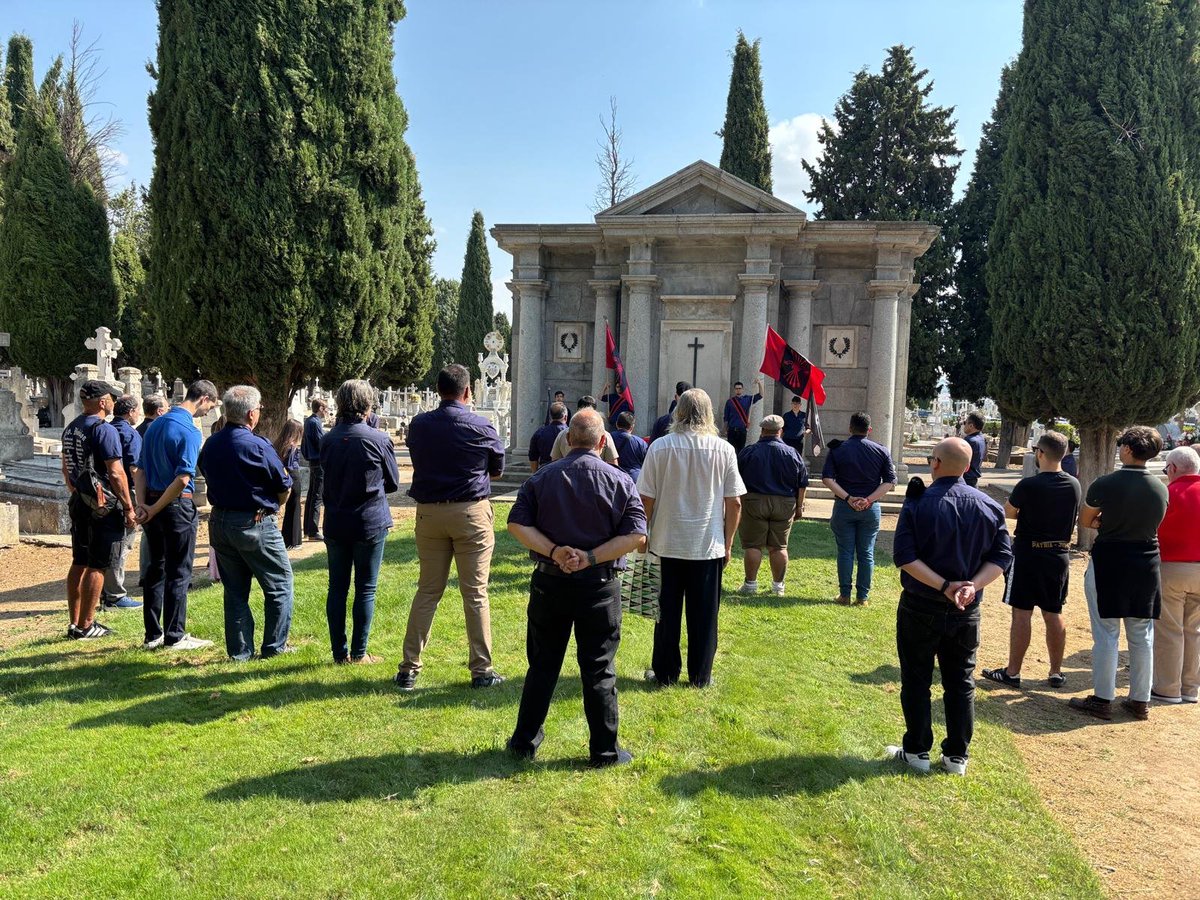 FalangeCastilla's tweet photo. Los falangistas de #Valladolid homenajean a Onésimo Redondo en el 90 aniversario de su asesinato. 

En el Cementerio de El Carmen un sencillo pero intenso acto, donde los falangistas hemos recordado la vida y obra de nuestro Caudillo de Castilla.

Onésimo Redondo, ¡PRESENTE! https://t.co/6Ic8vzJiTf