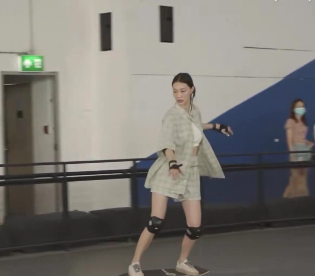 chuuckycheese_'s tweet photo. jingjing starting to feel like chuu to me how many side quests have she done dude 😭😭 https://t.co/CubQZ2huzo