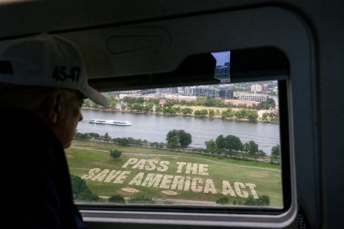 WhiteHouse's tweet photo. Sightseeing https://t.co/F4aHxelgzo