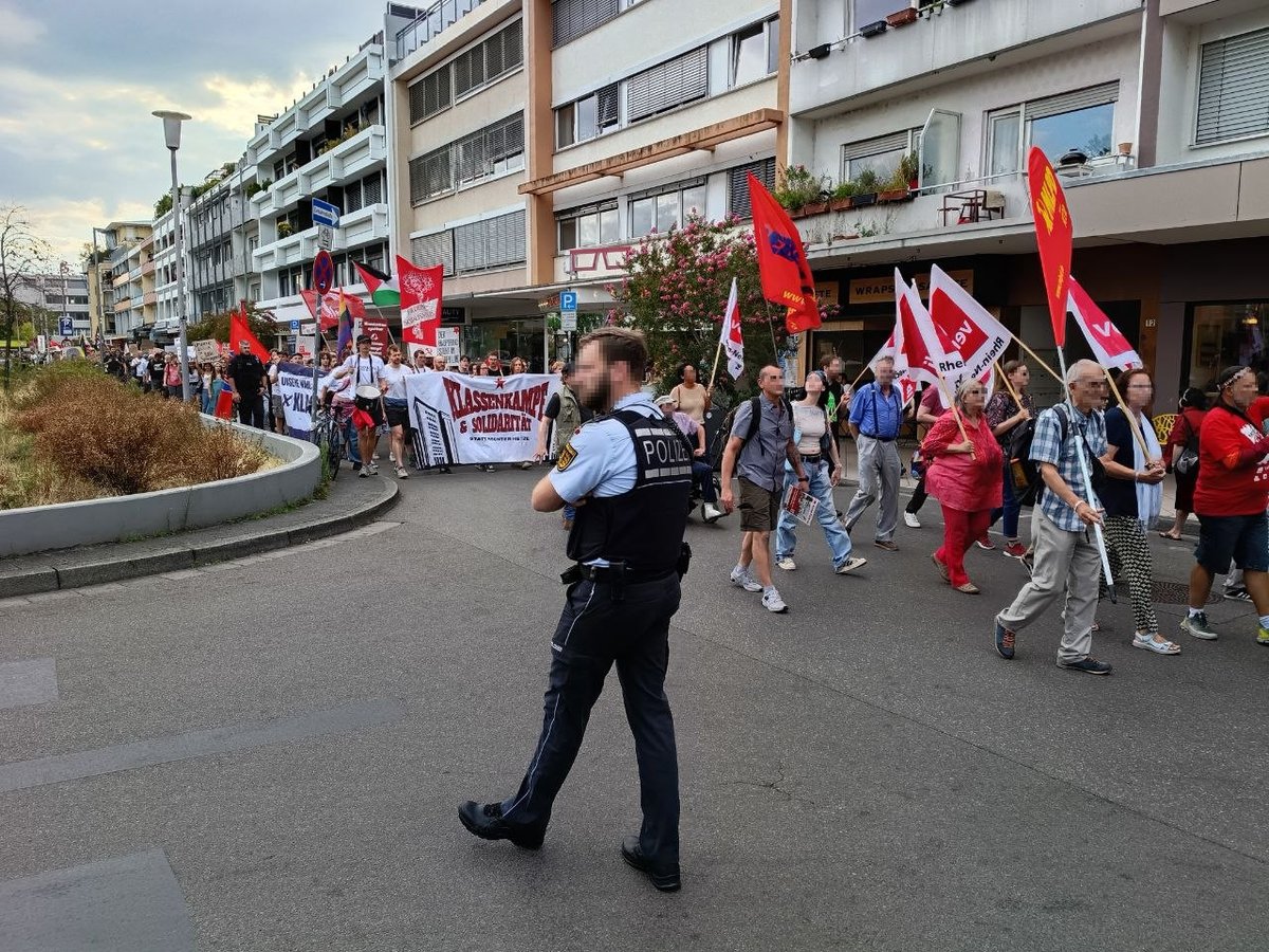 TimethyBartesch's tweet photo. Heidelberg hat wieder einen völlig normalen für eine Unistadt. Einen Tag nach dem Terroranschlag auf den CSD in Berlin läuft hier eine stark besuchte Demo gegen Rechtsruck durch die Innenstadt. https://t.co/8Xi8qqOMuP
