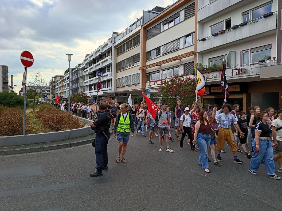 TimethyBartesch's tweet photo. Heidelberg hat wieder einen völlig normalen für eine Unistadt. Einen Tag nach dem Terroranschlag auf den CSD in Berlin läuft hier eine stark besuchte Demo gegen Rechtsruck durch die Innenstadt. https://t.co/8Xi8qqOMuP