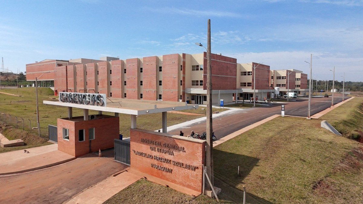 AllianaPedro's tweet photo. Un año de resultados al servicio de nuestros compatriotas 

El Hospital General de Itapúa cumple su primer año de funcionamiento consolidándose como un referente de la salud pública del Paraguay.

282.670 consultas, 12.382 cirugías, 17.096 internaciones, 2.478 nacimientos. https://t.co/XP2MEIV3dw
