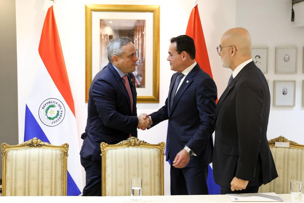 contraloriapy's tweet photo. Paraguay avanza en el fortalecimiento de su integridad pública.💪🇵🇾

La Contraloría General de la República, en su rol de coordinador nacional, dio inicio a la Misión de Recolección de Información del Estudio de Integridad Pública de la OCDE sobre Paraguay, durante un evento de alto nivel desarrollado en la Cancillería Nacional.

El contralor general, Dr. Camilo Benítez Aldana, destacó que se trata de un proceso colaborativo y no punitivo, orientado a generar recomendaciones prácticas para fortalecer la integridad, la transparencia, la prevención de la corrupción y la modernización del Estado.

“La integridad no es un lujo, es la base de la confianza ciudadana, de la eficiencia del gasto público y del desarrollo sostenible”.

El estudio, cuyo informe final está previsto para 2027, constituye un paso importante en el acercamiento de Paraguay a los estándares de la OCDE y reafirma el compromiso interinstitucional con una gestión pública más íntegra, eficiente y transparente.