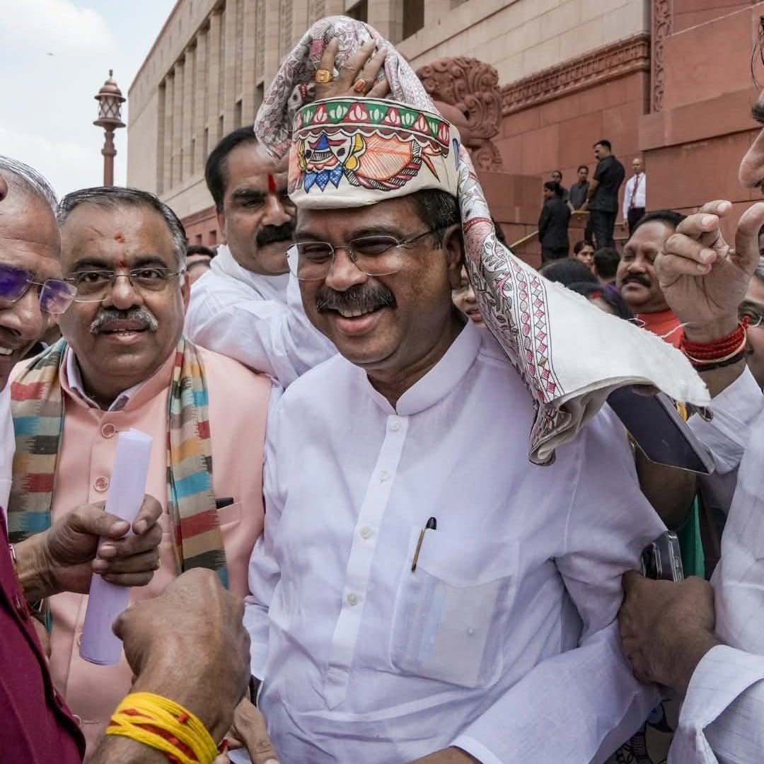 JaikyYadav16's tweet photo. आप लोग अंदाजा लगाइए धर्मेंद्र प्रधान की यह तस्वीर कब की है? 

जब धर्मेंद्र प्रधान कोई चुनाव जीते थे? 
जब धर्मेंद्र प्रधान को मंत्री बनाया गया था? 
जब धर्मेंद्र प्रधान सांसद बने थे?

नहीं, धर्मेंद्र प्रधान की यह तस्वीर आज की है इस्तीफ़े की खुशी मनाई जा रही है, सोचने वाली बात है।

पेपर लीक की वजह से 20 से अधिक छात्रों ने आत्महत्या कर लिया, इसी इस्तीफे के लिए छात्रों को क्या क्या सहना पड़ा। 

लेकिन बेशर्मी देखिए इस्तीफे को भी सेलिब्रेट किया जा रहा है, हद है।
