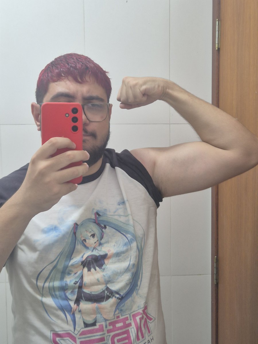 ikekaiske's tweet photo. My arms are getting big again, FINALLY 😔🙏

And yeah I still go to the gym with miku drip https://t.co/iNbUHQLl2i