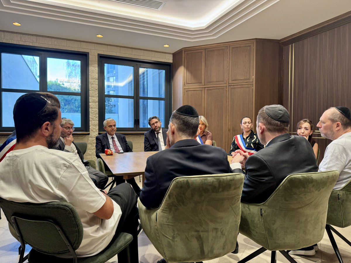 Prefet92's tweet photo. En dérobant des rouleaux de la Torah de la grande synagogue de Levallois, ce n’est pas un simple vol qui a été commis, c’est toute une communauté de croyants qui a été blessée au plus profond de son âme.

Ce soir, Alexandre Brugère, préfet des Hauts-de-Seine, et les élus de la République étaient aux côtés de leurs représentants.

Au delà d’un message de soutien, les services de l’Etat sont pleinement déterminés à retrouver les auteurs de cet acte et permettre la restitution des rouleaux.