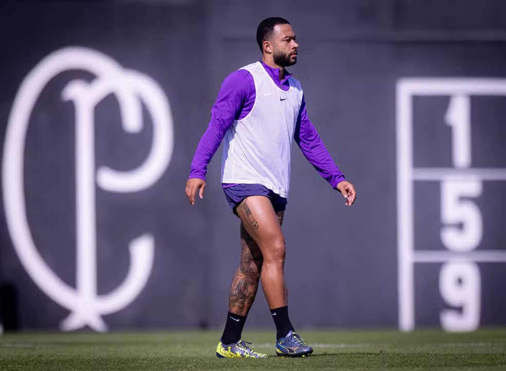 liberta___depre's tweet photo. Memphis Depay terá um salário de R$ 2 milhões por mês no Corinthians em seu novo contrato. 

Vale lembrar, porém, que os R$ 45 milhões acumulados e não pagos de bônus entre 2024 e 2026 serão quitados até junho de 2028. Existe uma possibilidade de essa bolada ser dividida em quatro vezes. Mas, se diluir ao longo dos 24 meses de contrato, ela significará um acréscimo de R$ 1,875 milhão por mês ao holandês.

Via: @r7esportes / @jorgenicola 

📷Rodrigo Coca / Ag.Corinthians